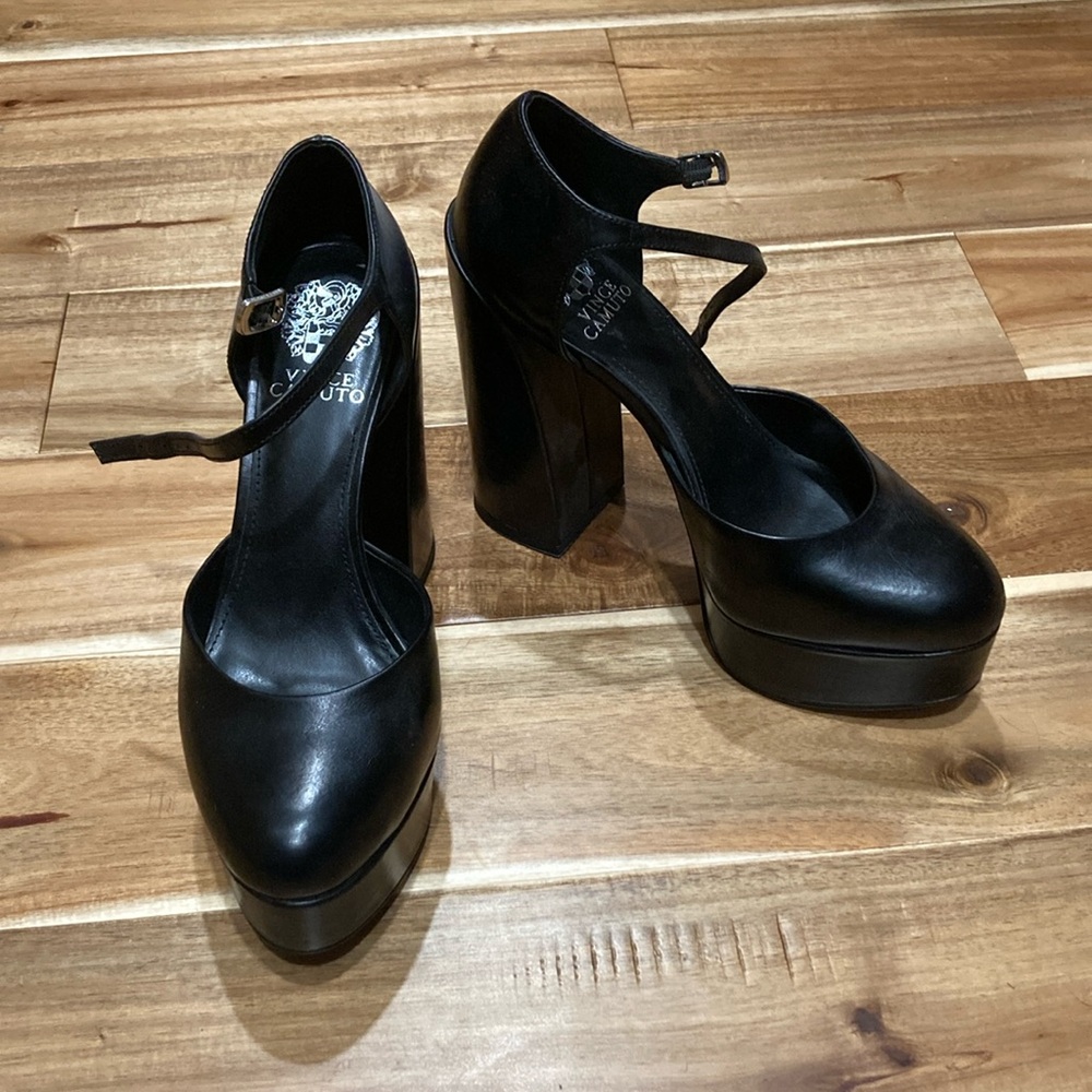 Vince Camuto Platform 6in heels size 7.5